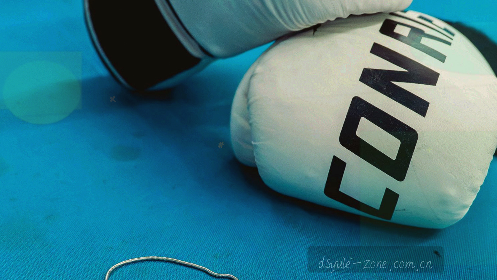 深墨绿底上的桌台网格与筛选面板线稿，鎏金高亮标出限额分档